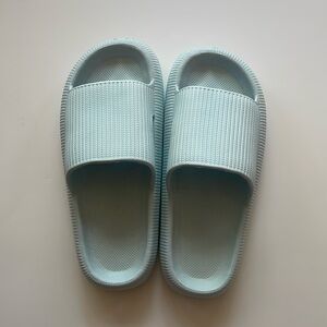 ✨NEVER WORN✨ PILLOW SLIDES SIZE 9